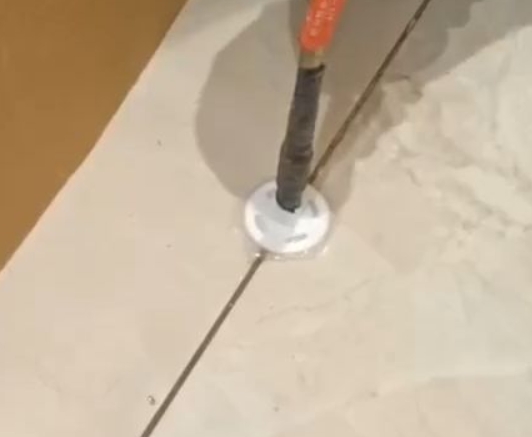 广阳瓷砖空鼓维修公司专业解答瓷砖在铺贴过程中，如果没有涂抹均匀到位的粘结材料（如水泥砂浆或瓷砖胶），可能会导致以下问题